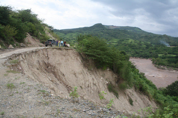 Puentes a punto de colapsar dejan lluvias en oriente de Honduras