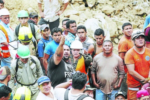 Familias de El Corpus rezan por ver a los 11 mineros salir con vida