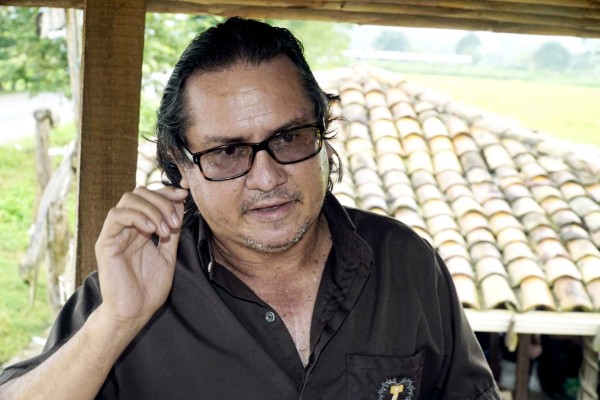 Con sotana y botas de hule clama por aldea La Reina