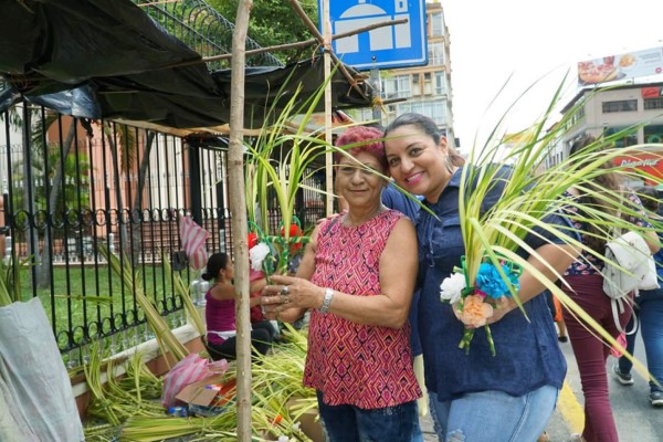 Así se preparan vendedores de palmas para el Domingo de Ramos