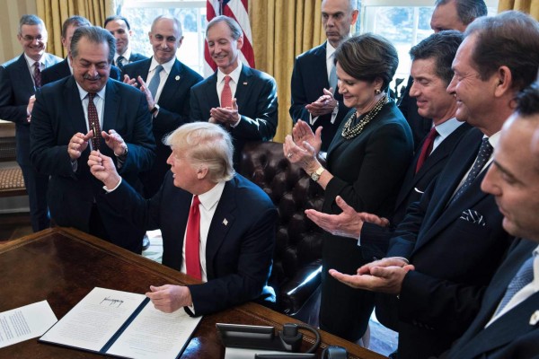 Trump firma orden para eliminar regulaciones a empresas