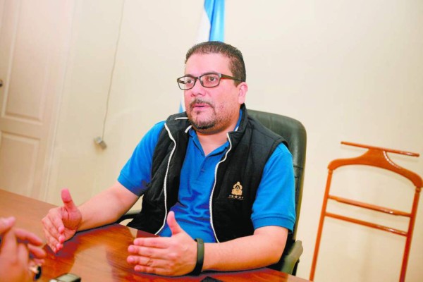 Salud anuncia fuertes operativos contra médicos falsos y curanderos