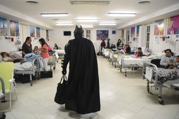 Un Batman solidario lleva esperanza a niños en hospital argentino