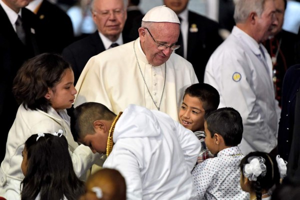 Papa Francisco visita en hospital a niños con cáncer