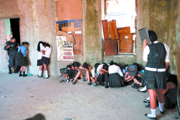 Decomisan alcohol y drogas en fiesta de 145 estudiantes