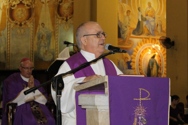 La feligresía católica se ha unido en oraciones por la salud del padre Saturnino Senis