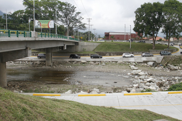 13,000 carros diarios pasan por el puente de Los Alpes