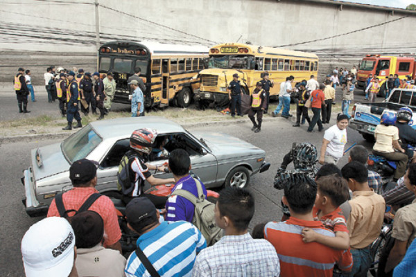Un muerto y siete heridos en choque de buses