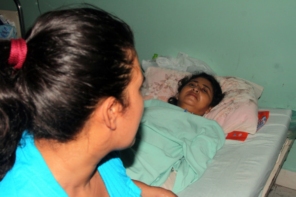 Mujer cercernada pide ayuda sicológica