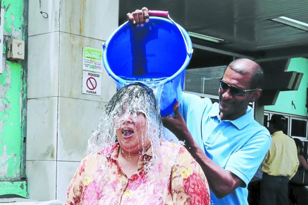 #Icebucketchallenge deja pocos recursos en Honduras