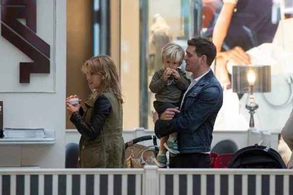 El hijo de Michael Bublé se quemó con agua hirviendo   