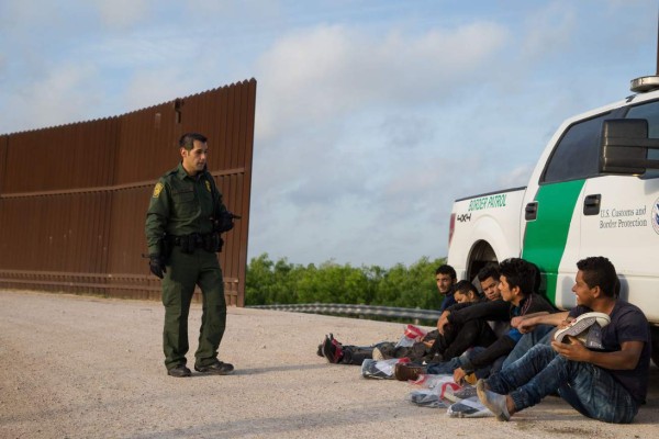Trump ordena expulsar de inmediato a inmigrantes que cruzan frontera de EEUU