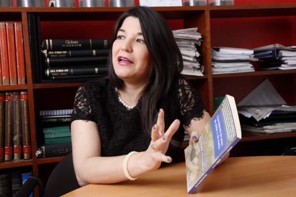 Presenta libro que rememora llegada de inmigrantes italianos al puerto