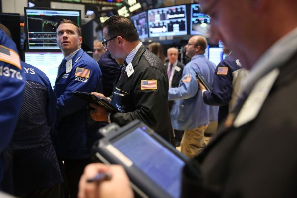 Wall Street cierra en baja preocupada por la la economía mundial