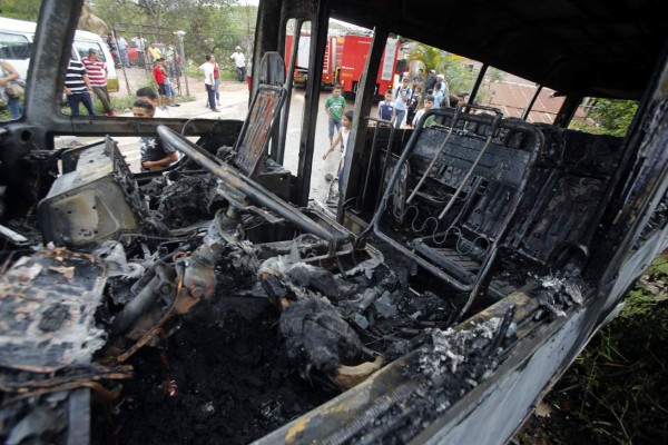 Investigan causas de incendio de bus en Tegucigalpa