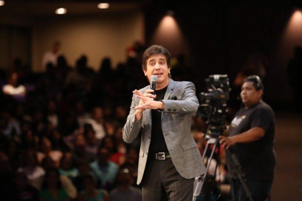 Pastor Dante Gebel aclara si tiene o no avión privado