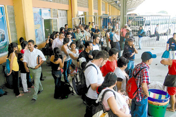 Miles de sampedranos abandonan la ciudad