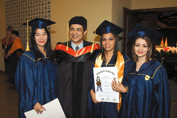 Solemne graduación de profesionales de U-SPS