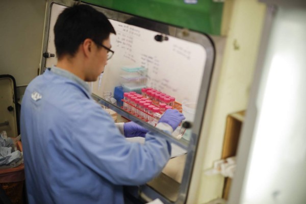 Pruebas en humanos de una vacuna china contra coronavirus dan resultados positivos