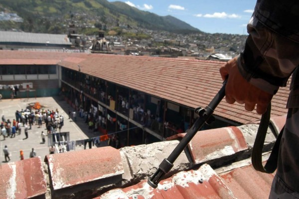 Continúa amotinamiento en el centro penal de La Paz