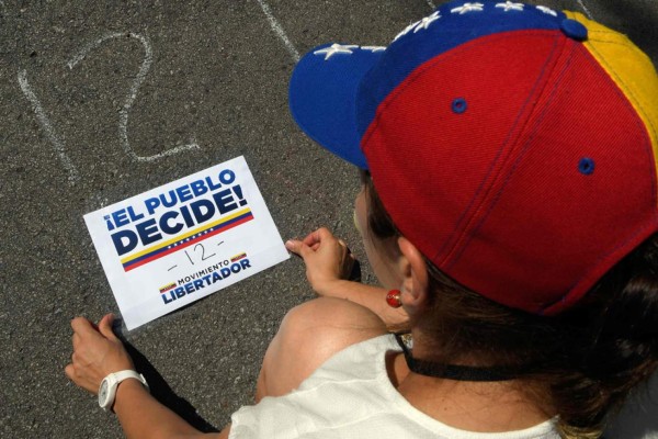 Oposición venezolana vota en plebiscito contra Maduro