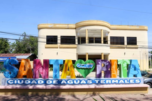 Municipalidad de Santa Rita. Está frente al parque central Rogelio Carbajal. Como dato interesante, Santa Rita a lo largo de su historia ha tenido siete nombres entre ellos Valle de los Loros, Las Montañas, Paso de las Golondrinas o Canto de los Monos, Benques de Laguneta, aldea Laguneta de los Benques, aldea de Santa Rita y finalmente Santa Rita, nombre con el que actualmente se le conoce.