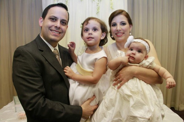 Aisha Bendaña Gabrie recibe el sacramento del bautismo