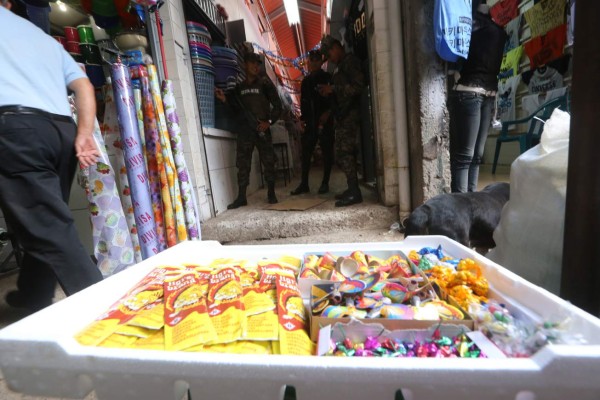 Como si fueran confites venden la pólvora en los mercados capitalinos