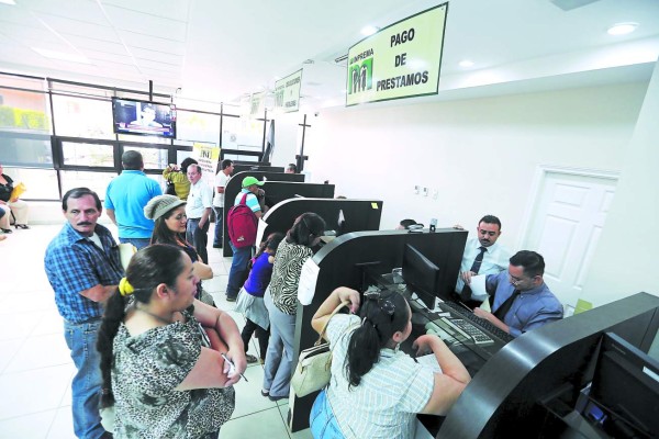 Maestros hacen largas filas para pedir su aguinaldo adelantado