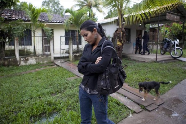 Sumida en el dolor y encerrada en su casa, Teresa Muñoz exigió hoy que la 'justicia' alcance a Plutarco Ruiz, quien para ella es 'el principal culpable' del asesinato la semana pasada de sus hijas, la Miss Honduras Mundo 2014, María José Alvarado, y su hermana Sofía Trinidad. EFE