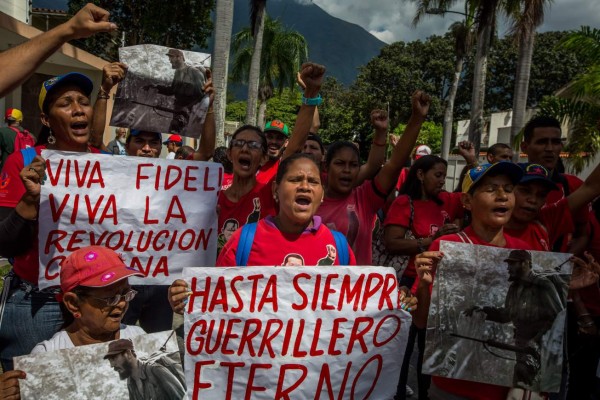 CAR11. CARACAS (VENEZUELA), 28/11/2016.- Un grupo de personas gritan consignas mientras hace fila para firmar un libro de condolencias por la muerte del líder cubano Fidel Castro en la sede de la embajada de Cuba hoy, lunes 28 de noviembre de 2016, en Caracas (Venezuela). EFE/MIGUEL GUTIÉRREZ