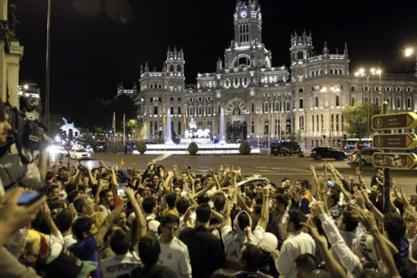 Aficionados del Real Madrid celebran clasificación a la final en La Cibeles
