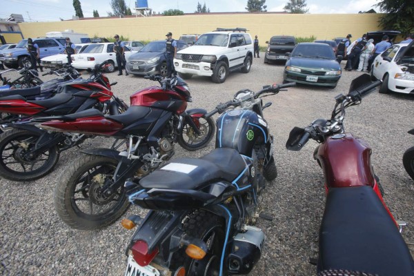 Recuperan seis motocicletas y 13 carros robados