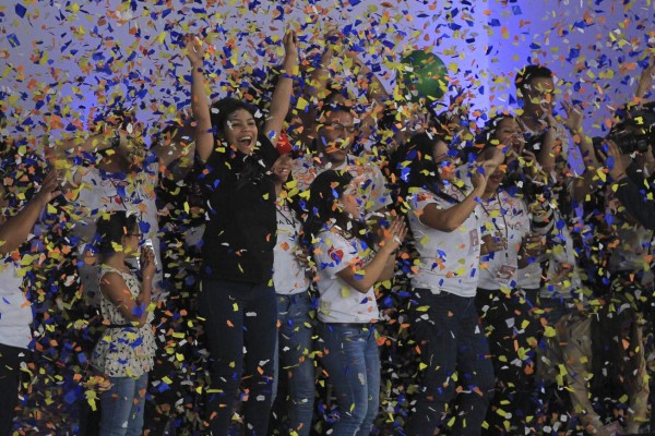 TEG 7012 TEGUCIGALPA (HONDURAS) 10/12/17.- Jóvenes participan en la Teletón 2017 este, 10 de diciembre de 2017, en Tegucigalpa (Honduras). EFE/Gustavo Amador