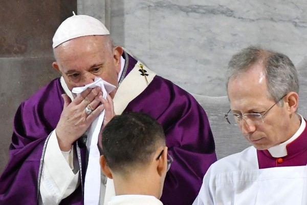 El Papa anula visita en Roma por una gripe en pleno brote por coronavirus