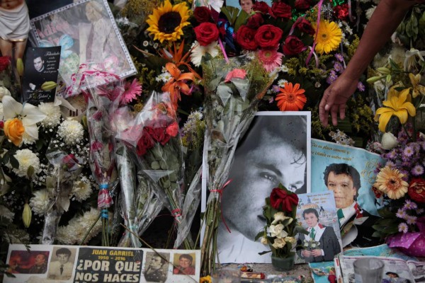 Luis Miguel y Gloria Trevi mandan flores blancas a Juan Gabriel