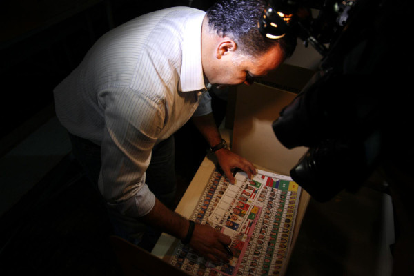 Juan Orlando Hernández acompaña a Armando Calidono a votar