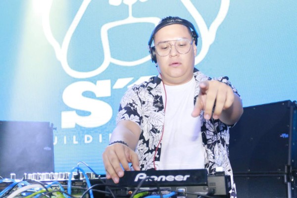 Rumba y felicidad en la graduación de la EIS