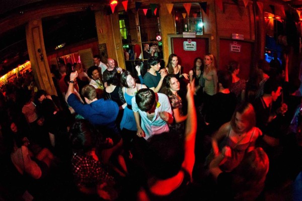 Joven muere al caer de cuarto piso cuando escapaba de la policía