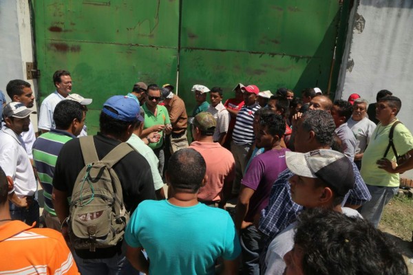 Empleados de empresa asegurada piden pago de derechos laborales