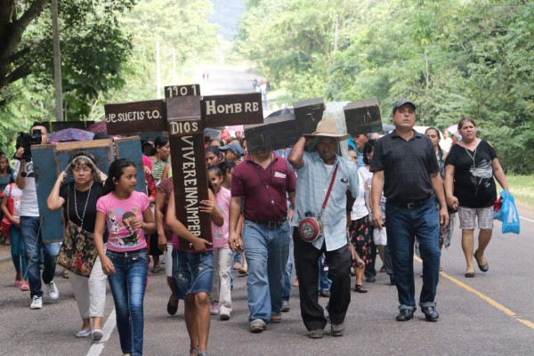 Católicos cumplen promesas en celebración del Cristo Negro