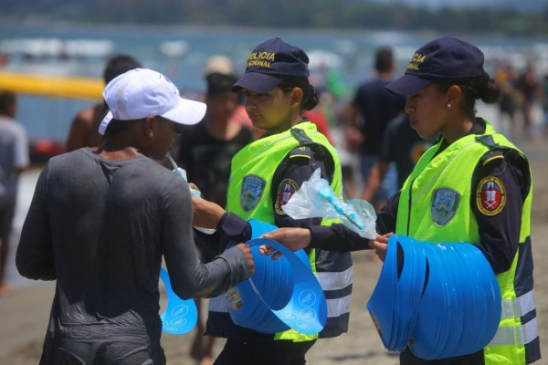 Miles de hondureños viven al máximo el verano en Tela