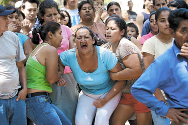 Dos jóvenes son ultimados en autobús urbano