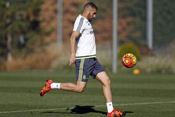 Benzema entrena con el grupo y apunta a la titularidad en el clásico