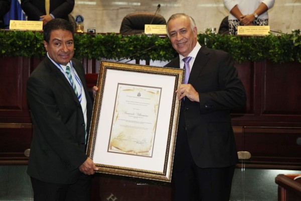 Congreso de Honduras entrega premios a periodistas destacados