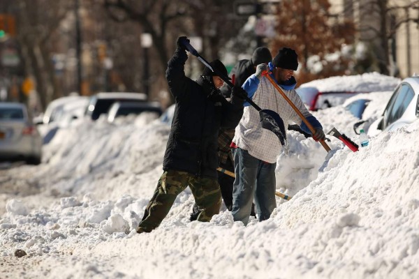 NEW YORK, NY - JANUARY 24: People dig out cars on a sunny day following a blizzard on January 24, 2016 in the Brooklyn borough of New York City. The day long blizzard caused the shutdown of roadways in New York City and parts of the subway system as heavy snow and high winds paralysed parts of the city. The storm left 26.8 inches in Manhattan, the second most recorded since 1869. Spencer Platt/Getty Images/AFP== FOR NEWSPAPERS, INTERNET, TELCOS & TELEVISION USE ONLY ==