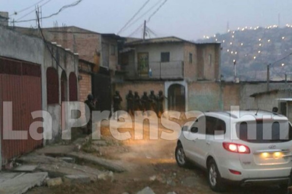 Policía realiza allanamientos en colonias de Comayagüela