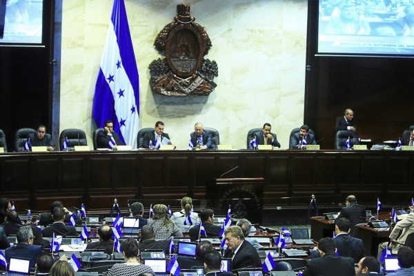 Revelan primeros onerosos sueldos de funcionarios hondureños