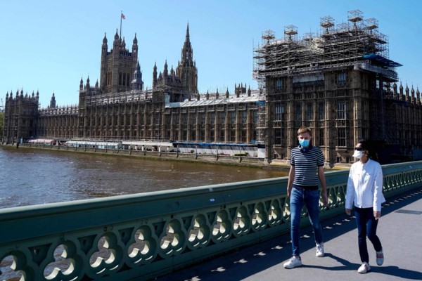 Reino Unido contempla extender distanciamiento durante un año