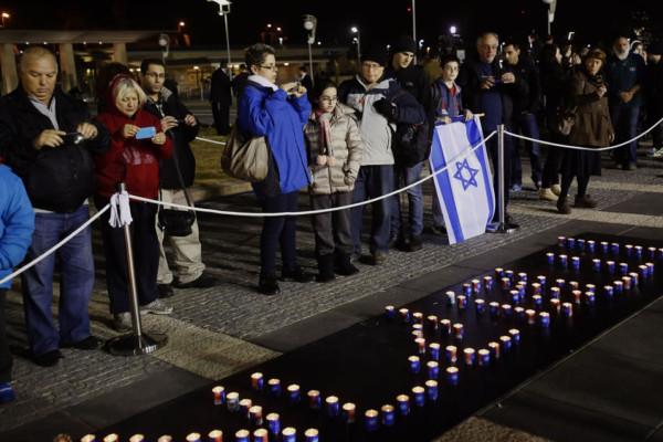 Miles de israelíes dan su último adiós a Ariel Sharón